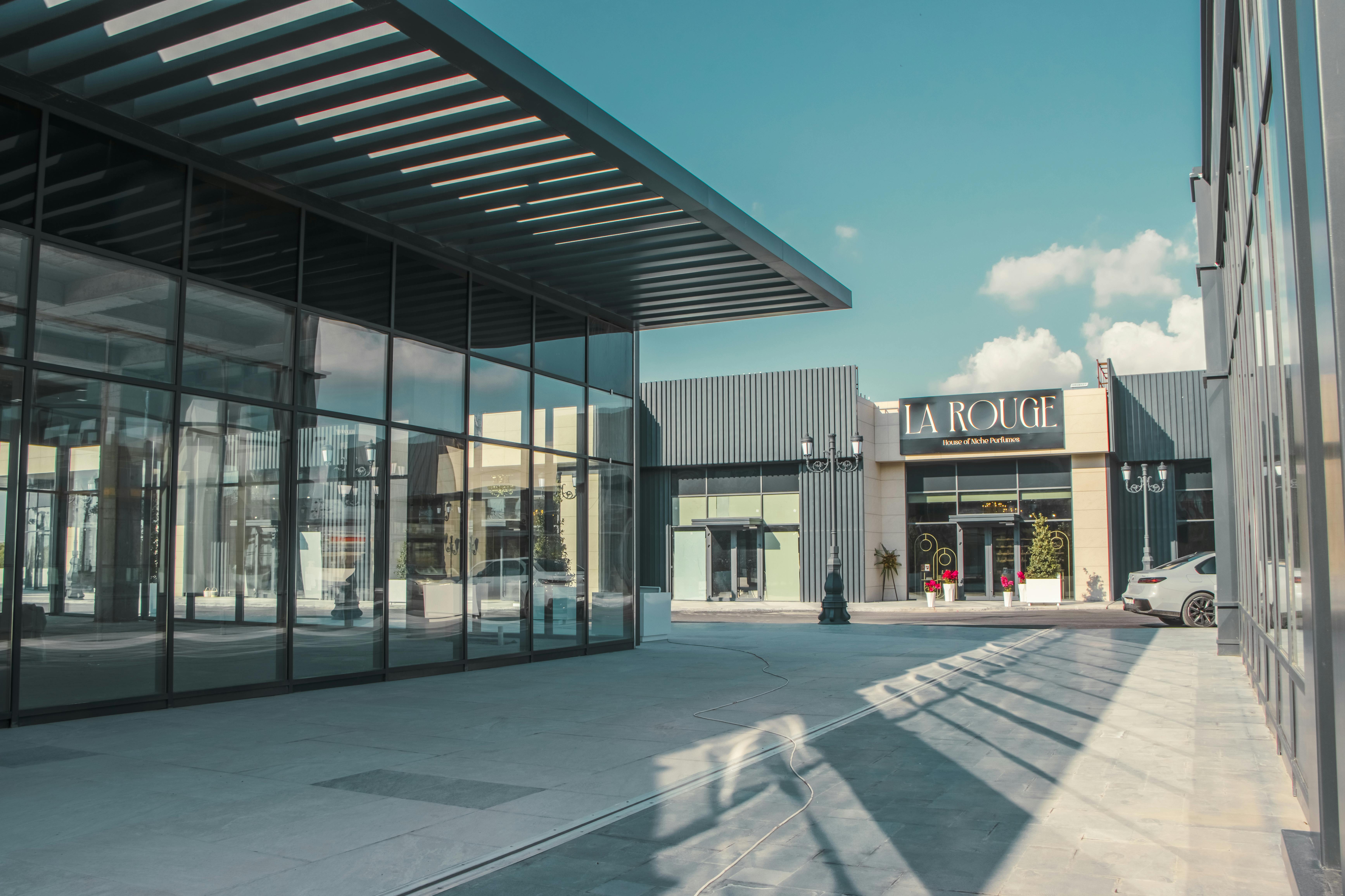 Glazen gevel winkelcentrum met schuifdeuren